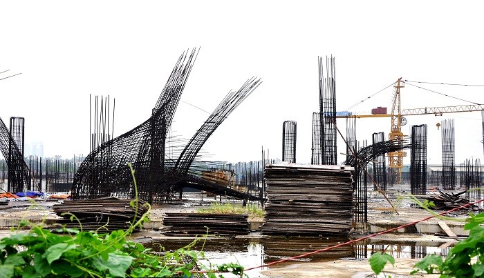 Dự án TTTM Ciputra Hanoi Mall đang làm phần cọc móng rồi bỏ hoang khiến khu đất trở thành bãi đất hoang với lởm chởm sắt gỉ, phế liệu.
